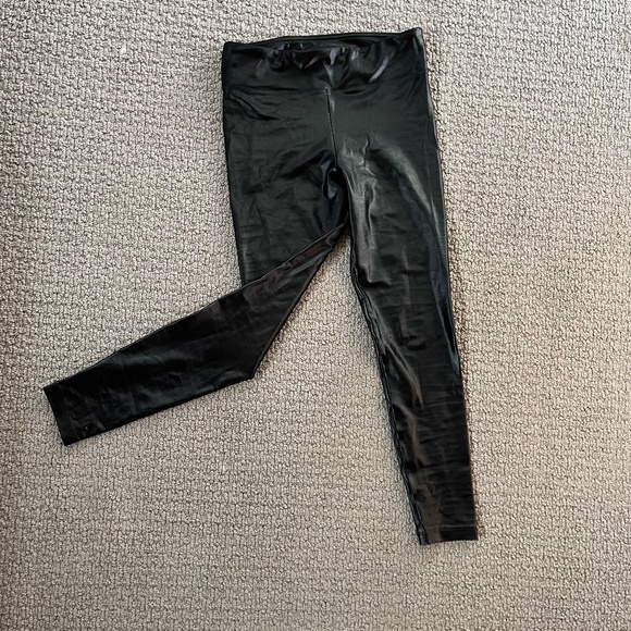 Great fit on most anyone-Shiny black leggings - Picture 4 of 5